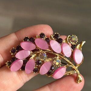 4/$100 vintage Elegant Purple Floral Brooch 💜